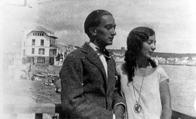 SALVADOR DALÍ CON SU HERMANA