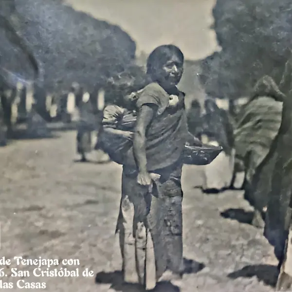 Mujer de Tenejapa, con niño a sus espaldas.