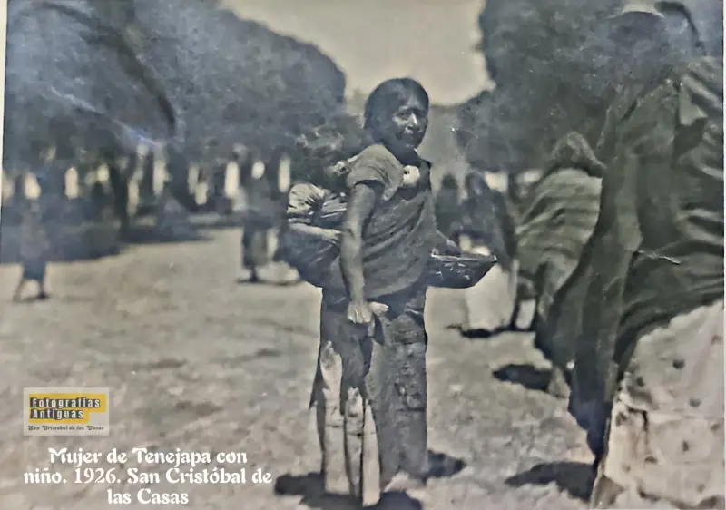 Mujer de Tenejapa, con niño a sus espaldas.