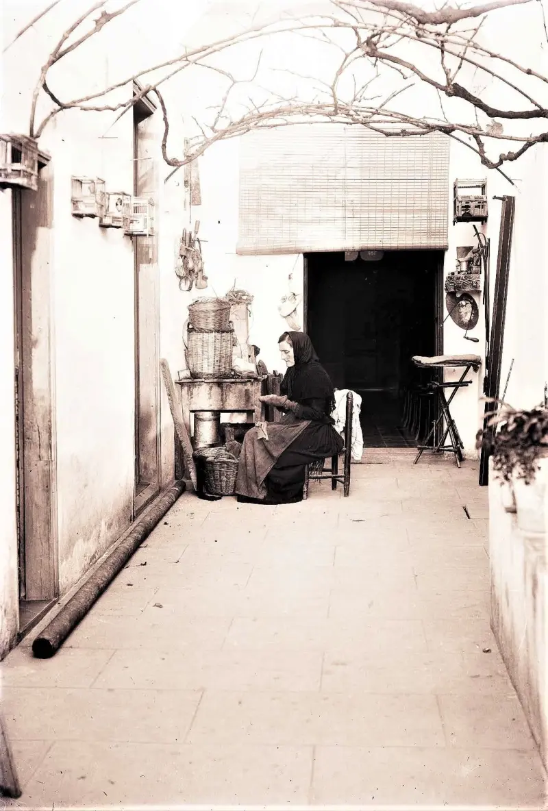 Mujer serchando medias