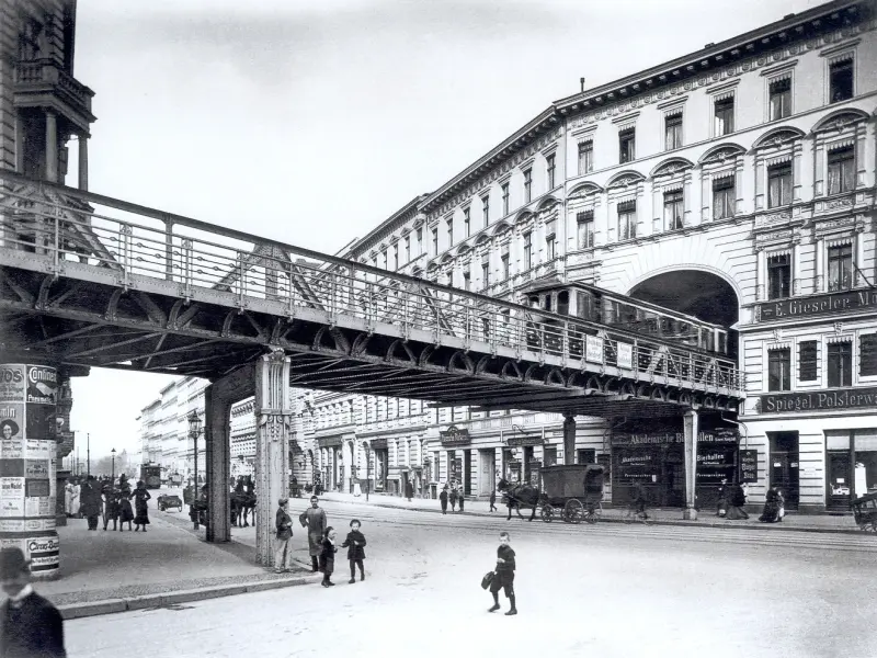 U-Bahndurchfahrt in Berlin's Dennewitzstraße 
