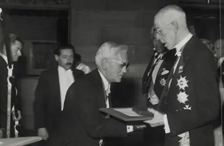 Alexander Fleming receives the Nobel Prize from King Gustaf V of Sweden.