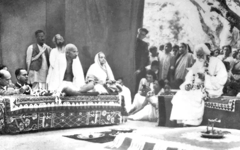 Gandhi and Kasturba visiting Rabindranath Tagore