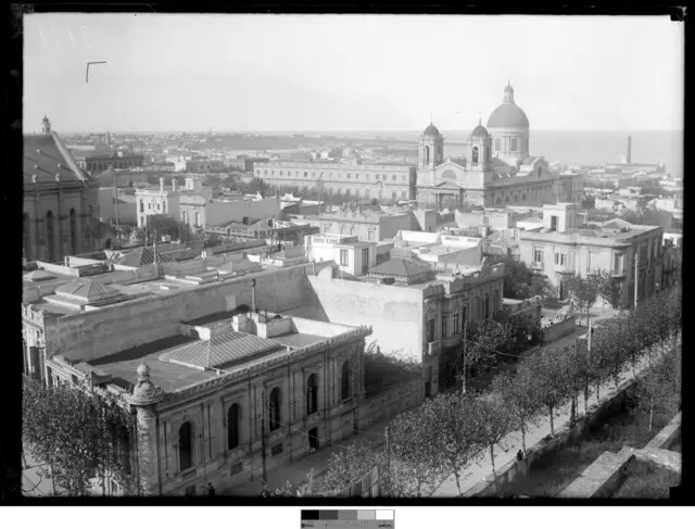 Calle de Santiago de Chile con la Parroquia del Sagrado Corazón al fondo
