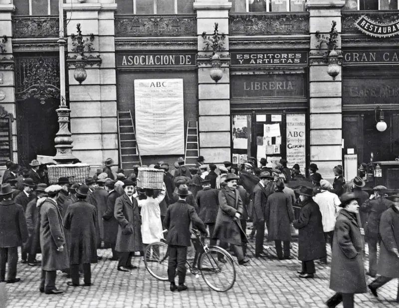 En la Puerta del Sol consultando el sorteo de la lotería de Navidad