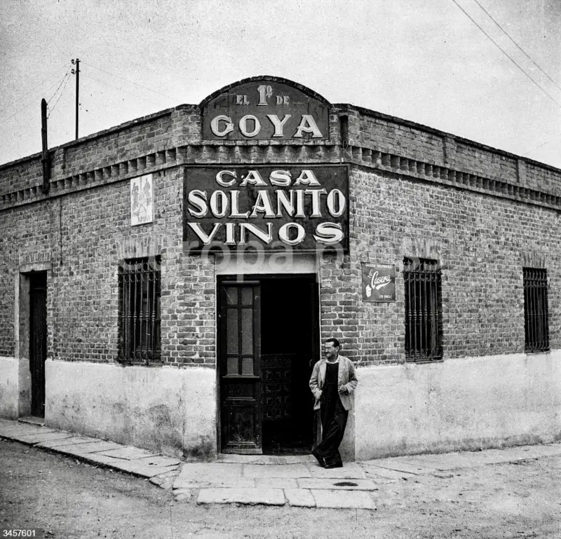 Un hombre espera en la entrada del bar “Casa Solanito”.