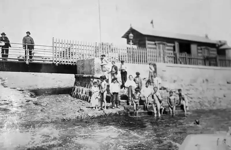 BAÑISTAS EN EL PUERTO