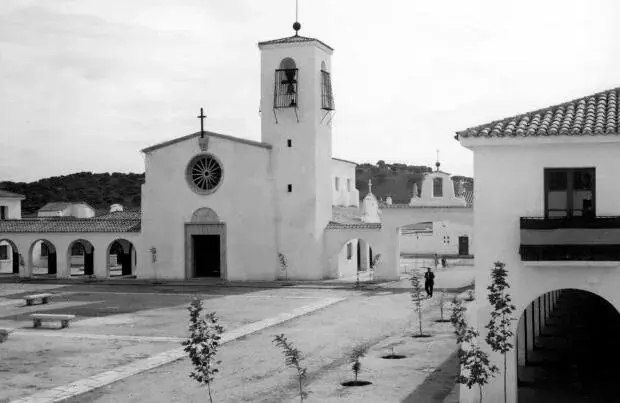 Vista parcial con iglesia.