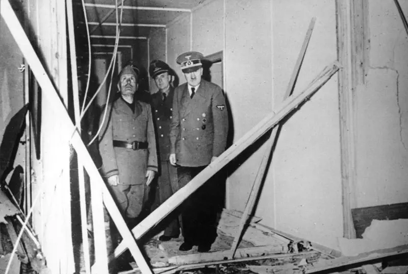 Hitler muestra a Benito Mussolini el estado en que quedó la sala en la que llevó a cabo el atentado