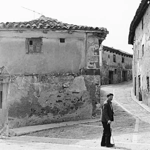 Hombre en la intersección de dos calles.