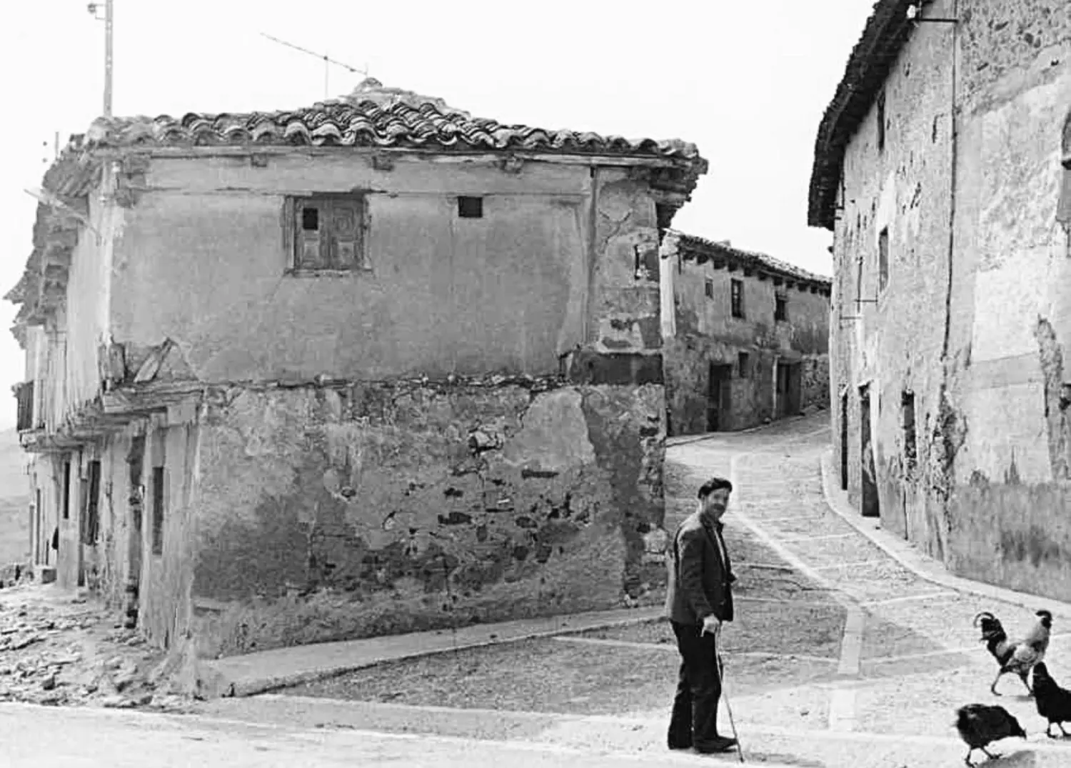 Hombre en la intersección de dos calles.