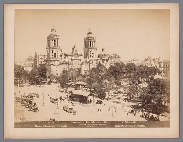 Vida en el Zócalo bajo la Catedral