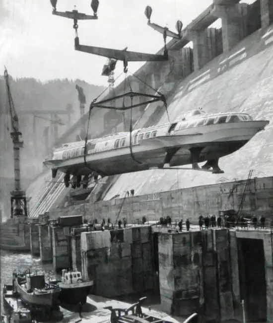 Transfer of the Meteor vessel through the dam