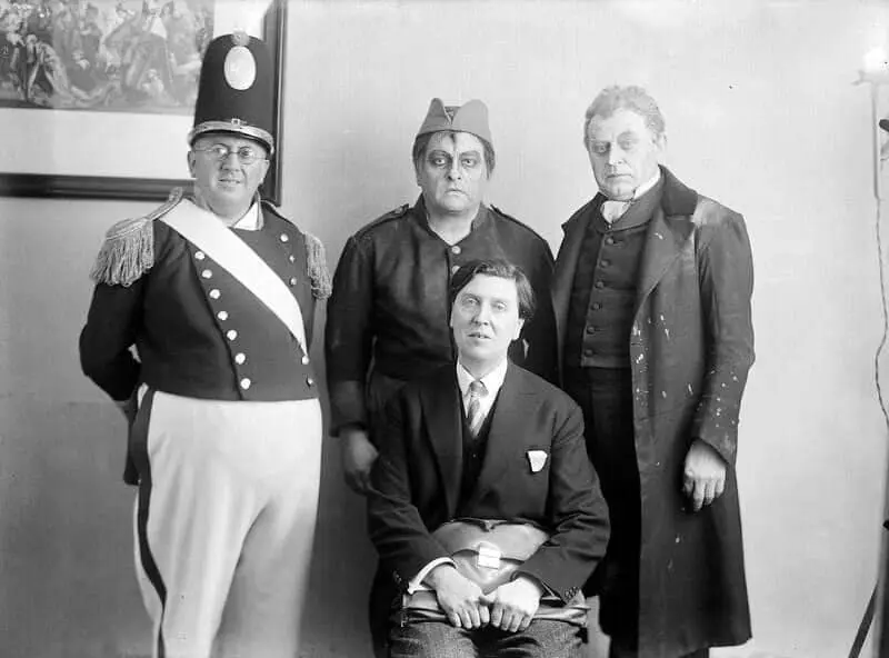 Wozzek, Alban Berg in center.