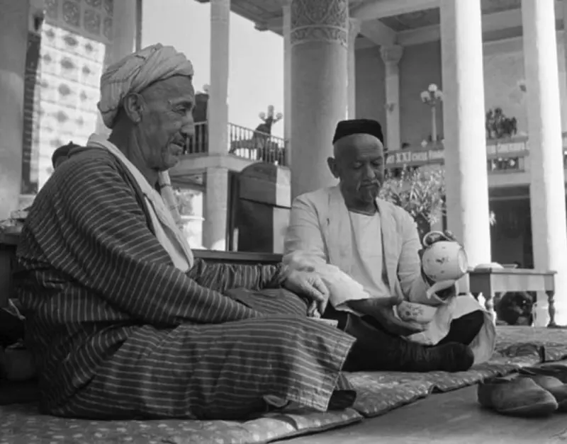 Eksakals in a Teahouse