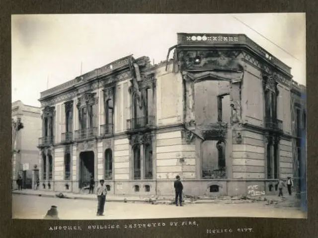 Edificio destruido por incendio