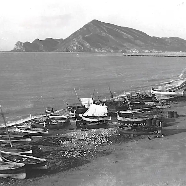 Barcas varadas sobre la playa