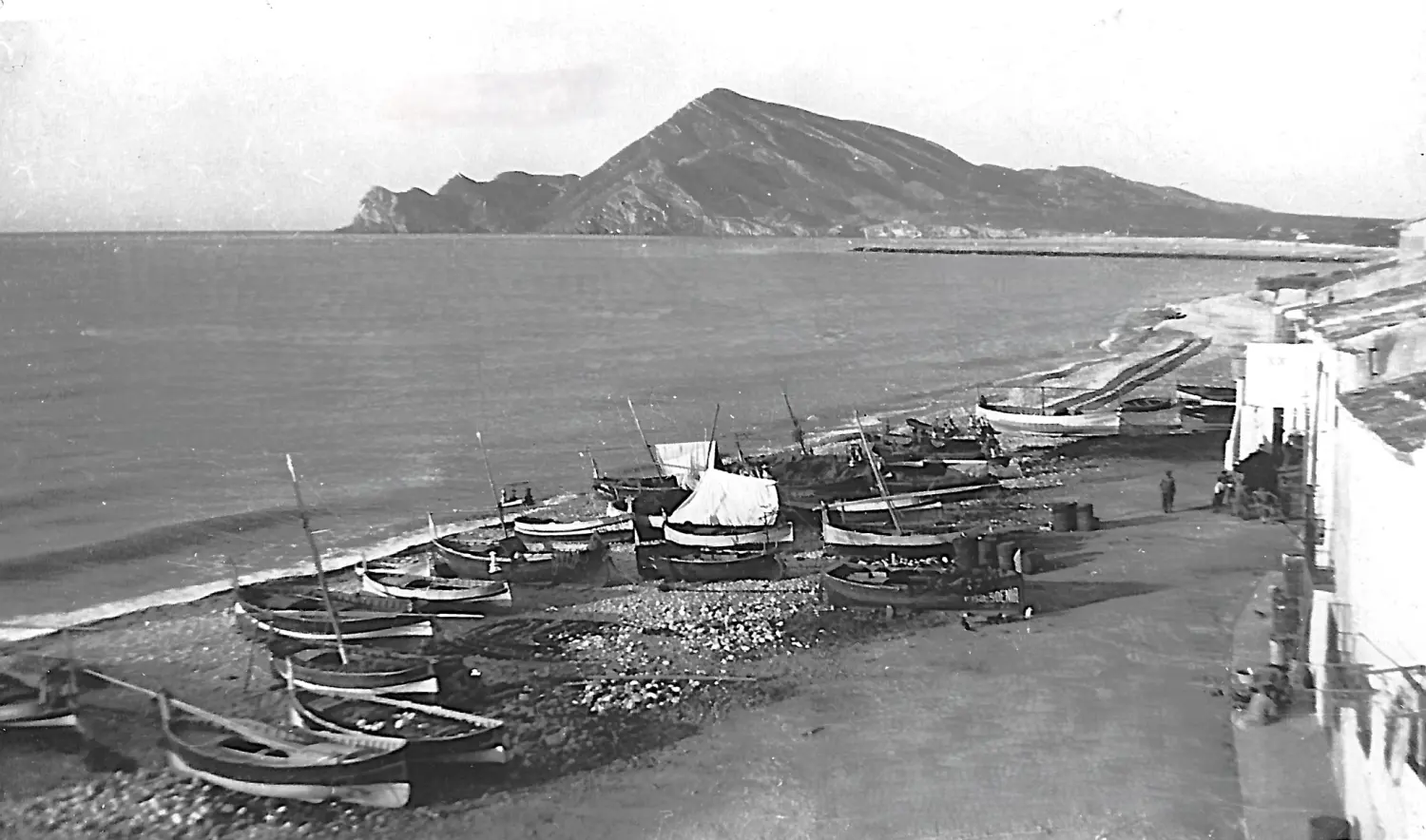 Barcas varadas sobre la playa