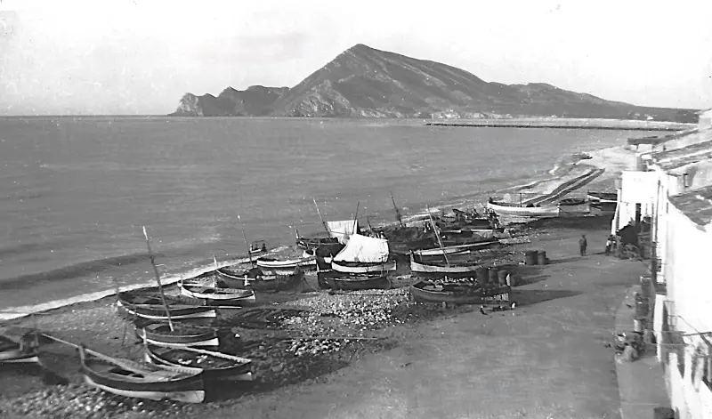 Barcas varadas sobre la playa