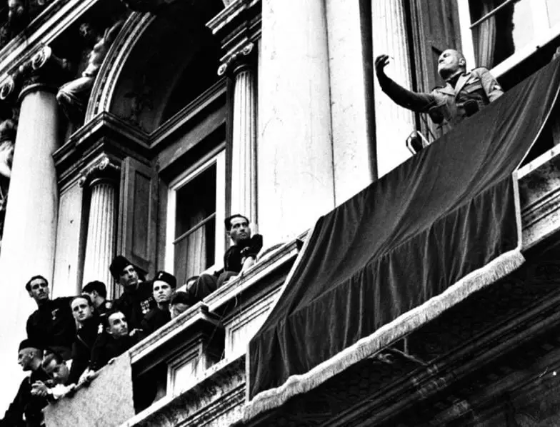 Mussolini speaks at a rally