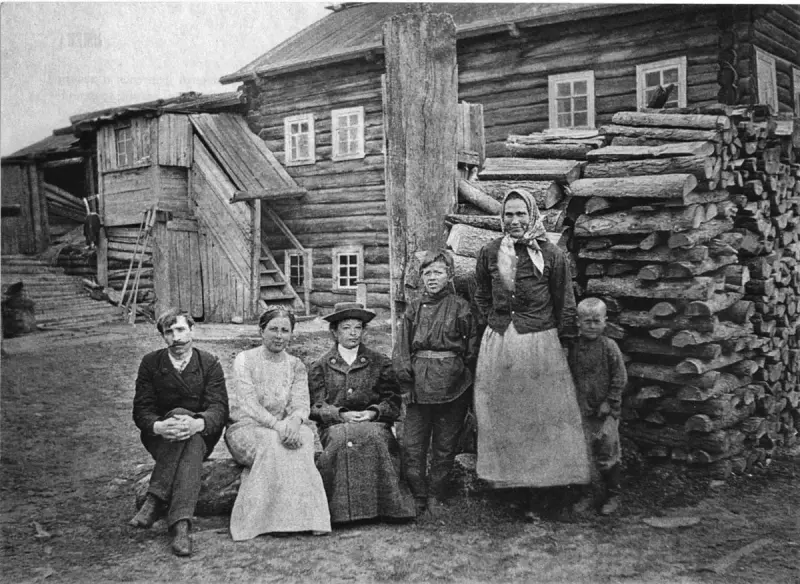 Alexander Green with his first wife Vera in the village of Veliky Bor