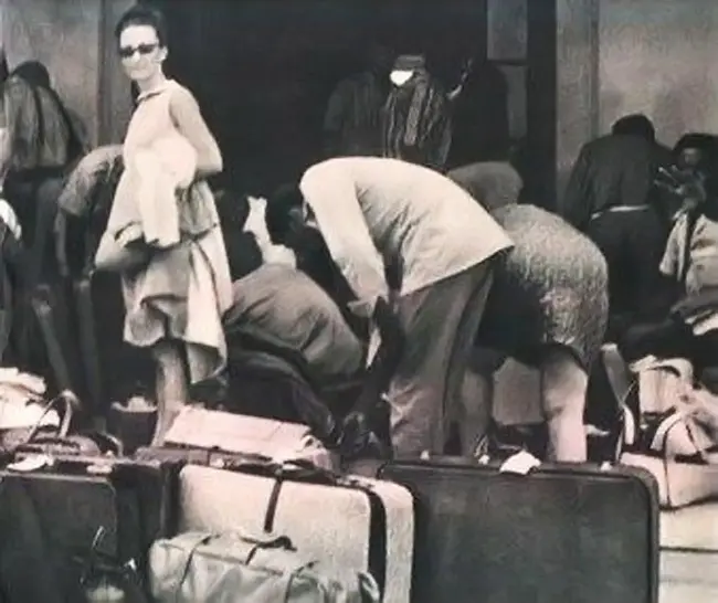 ESPAÑOLES RETORNAN A LA PENÍSULA