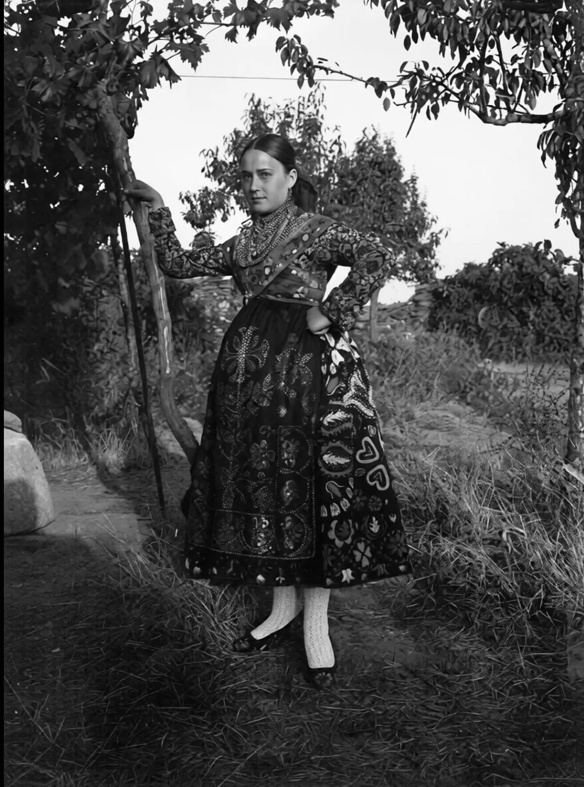 Carbajalina posando junto a un árbol.