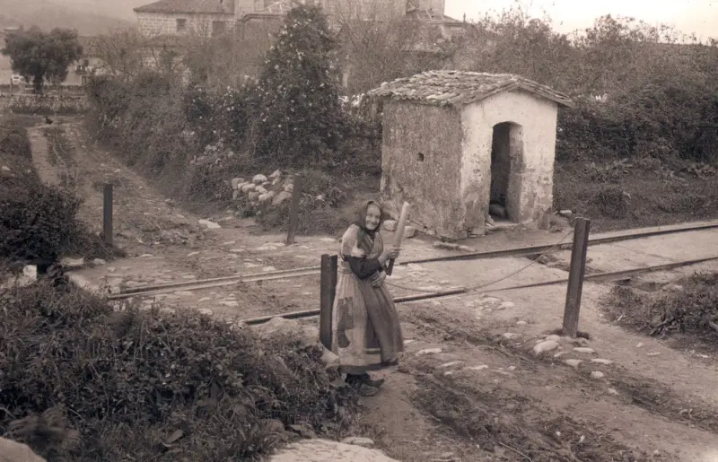 Paso a nivel con anciana vigilando