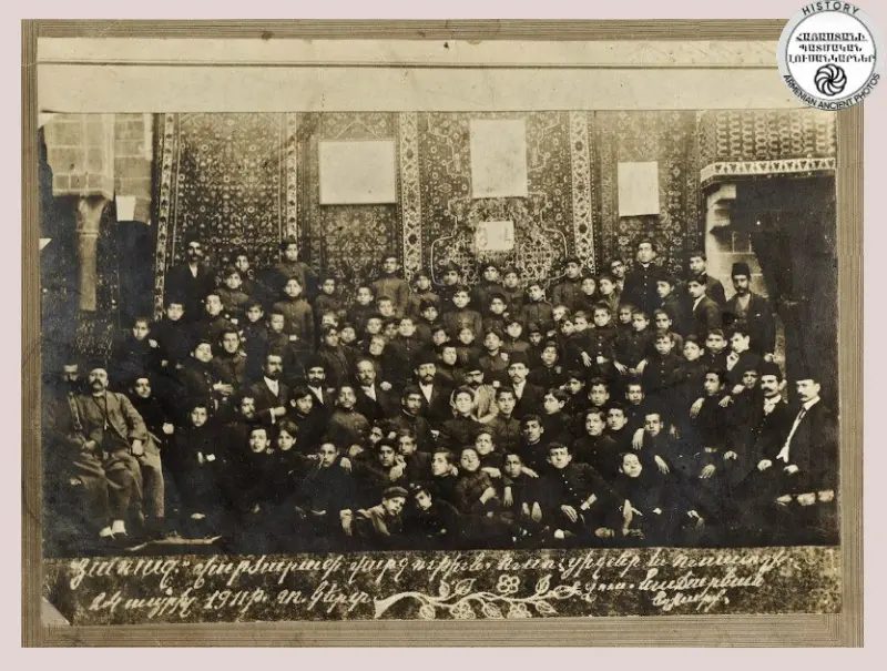 Board members, teachers and students of the “Harajdimakan” school