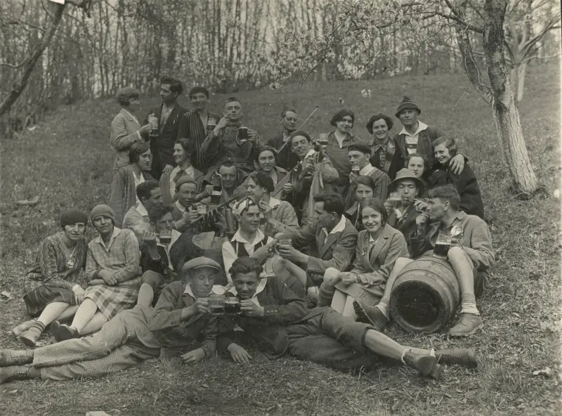 Grup de sași din Sibiu petrecând în aer liber