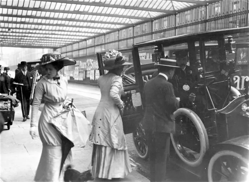 Edwardian ladies board a taxi