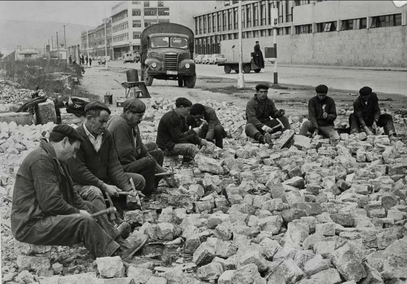 Hombres picando adoquines, en Orillamar.