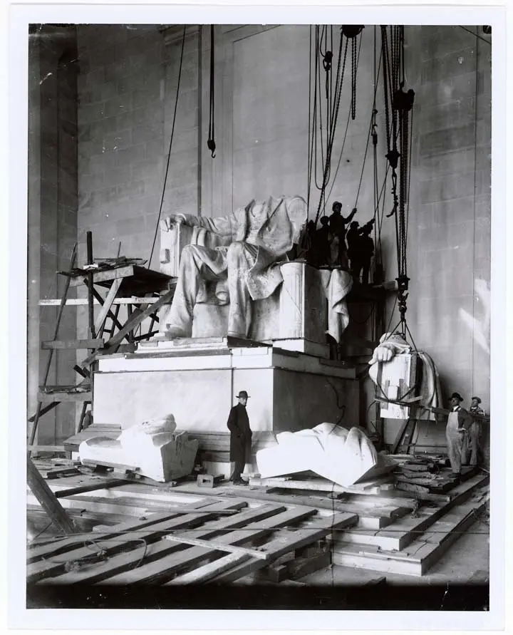 Installing a statue of Lincoln at the Lincoln Memorial