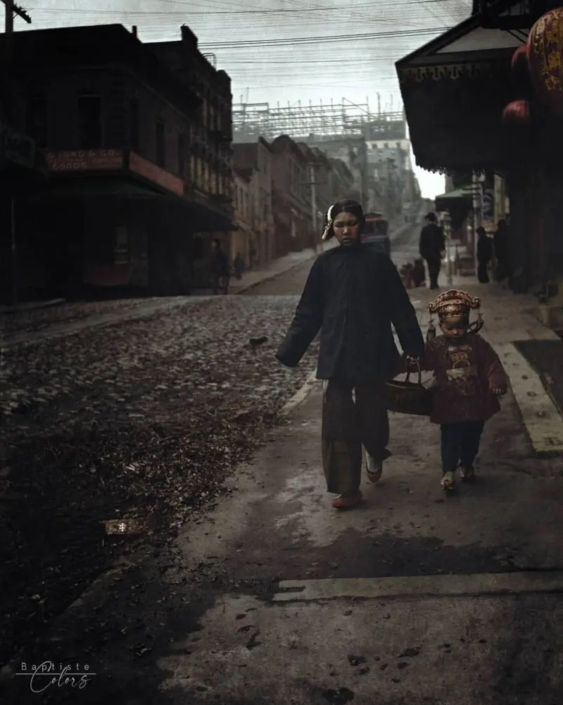 A mother and child carrying New Year’s presents