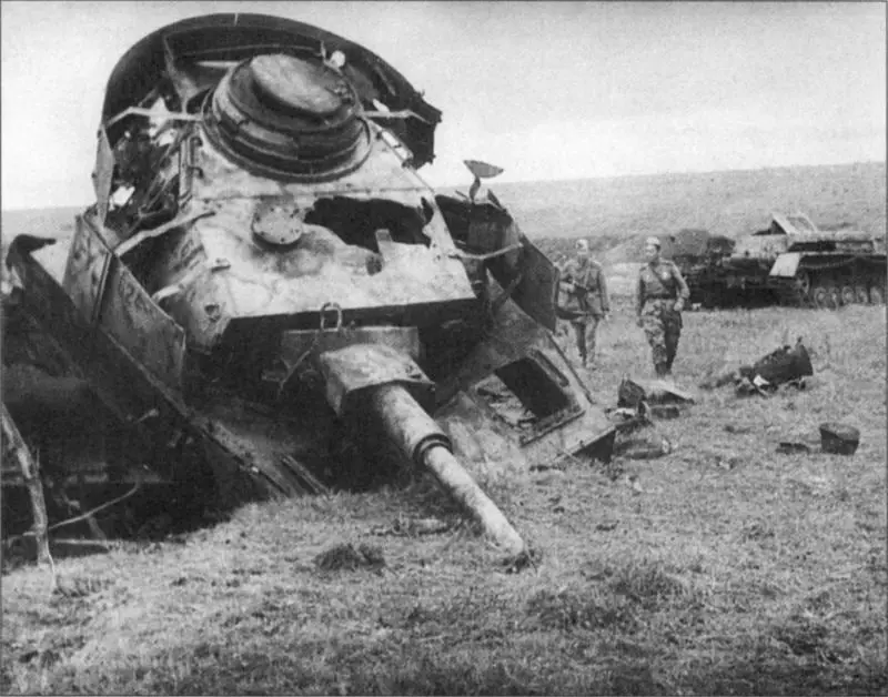 Soviet soldiers consider the German Pz.Kpfw tank destroyed on the Kursk Bulge. IV Ausf.