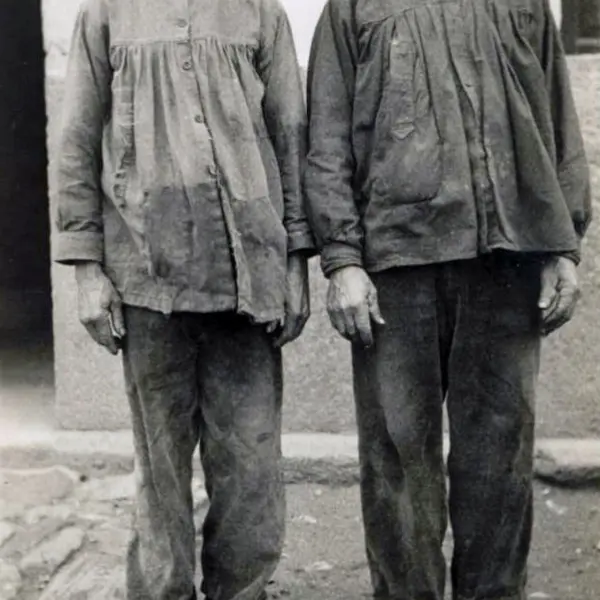 Dos hombre en traje de faena.