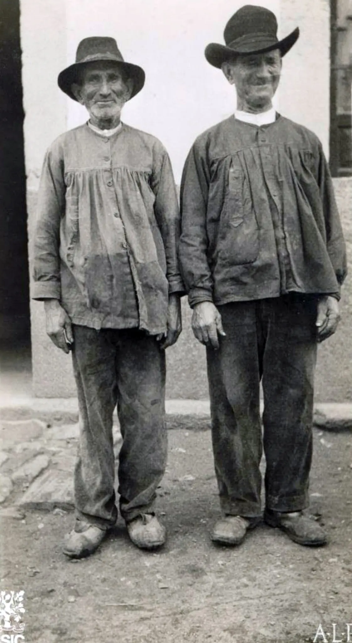 Dos hombre en traje de faena.
