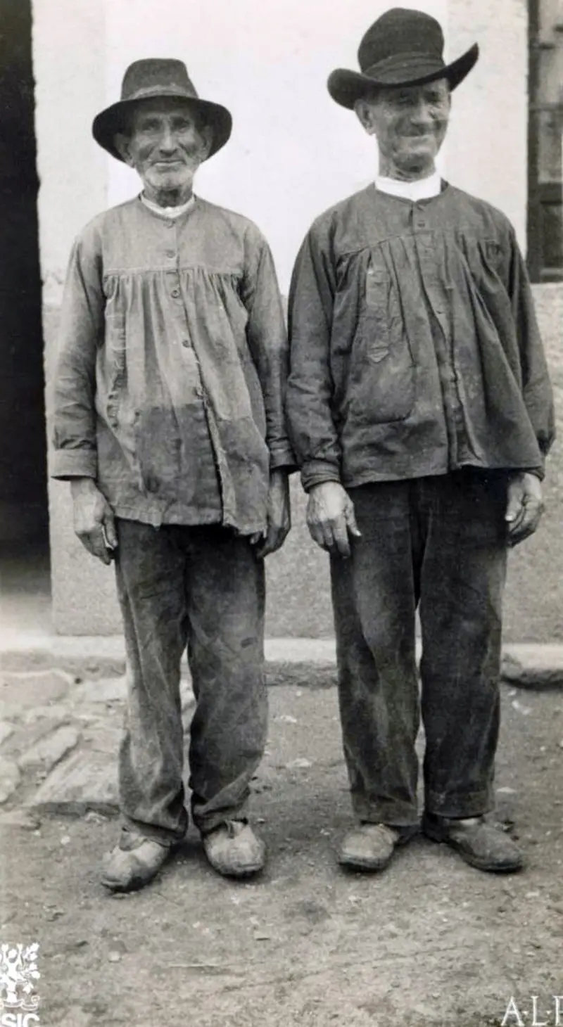 Dos hombre en traje de faena.
