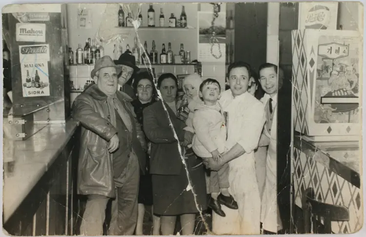 Familia reunida en el bar.