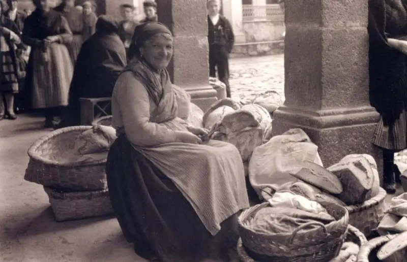 Vendedora de pan en los soportales de la plaza
