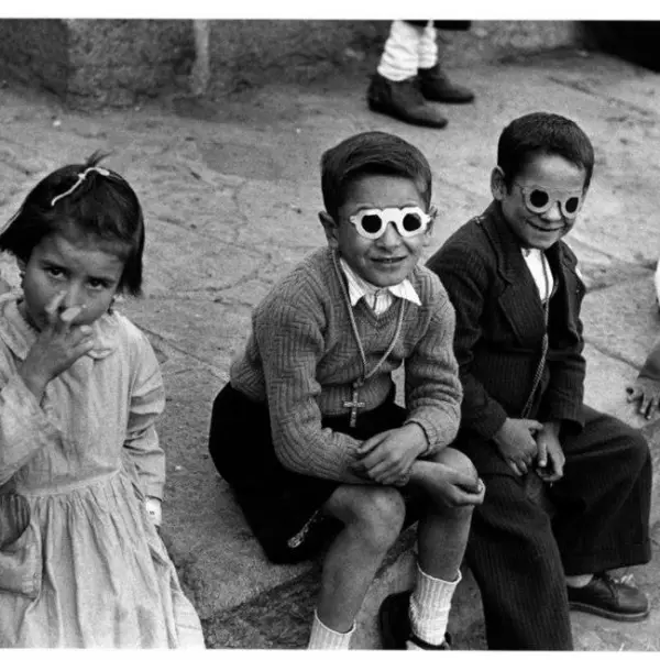 Niños con gafas de cartón.