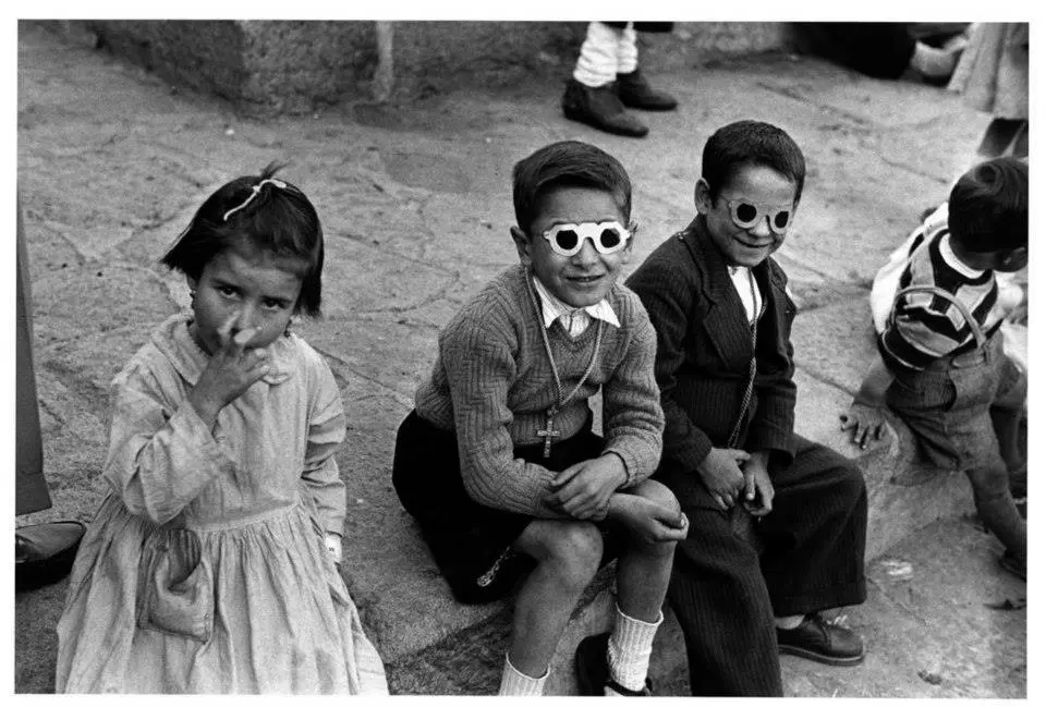 Niños con gafas de cartón.