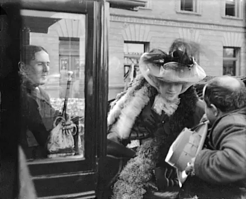 Sarah Bernhardt toured the ruins of San Francisco after the earthquake and fire, escorted by critic Ashton Stevens