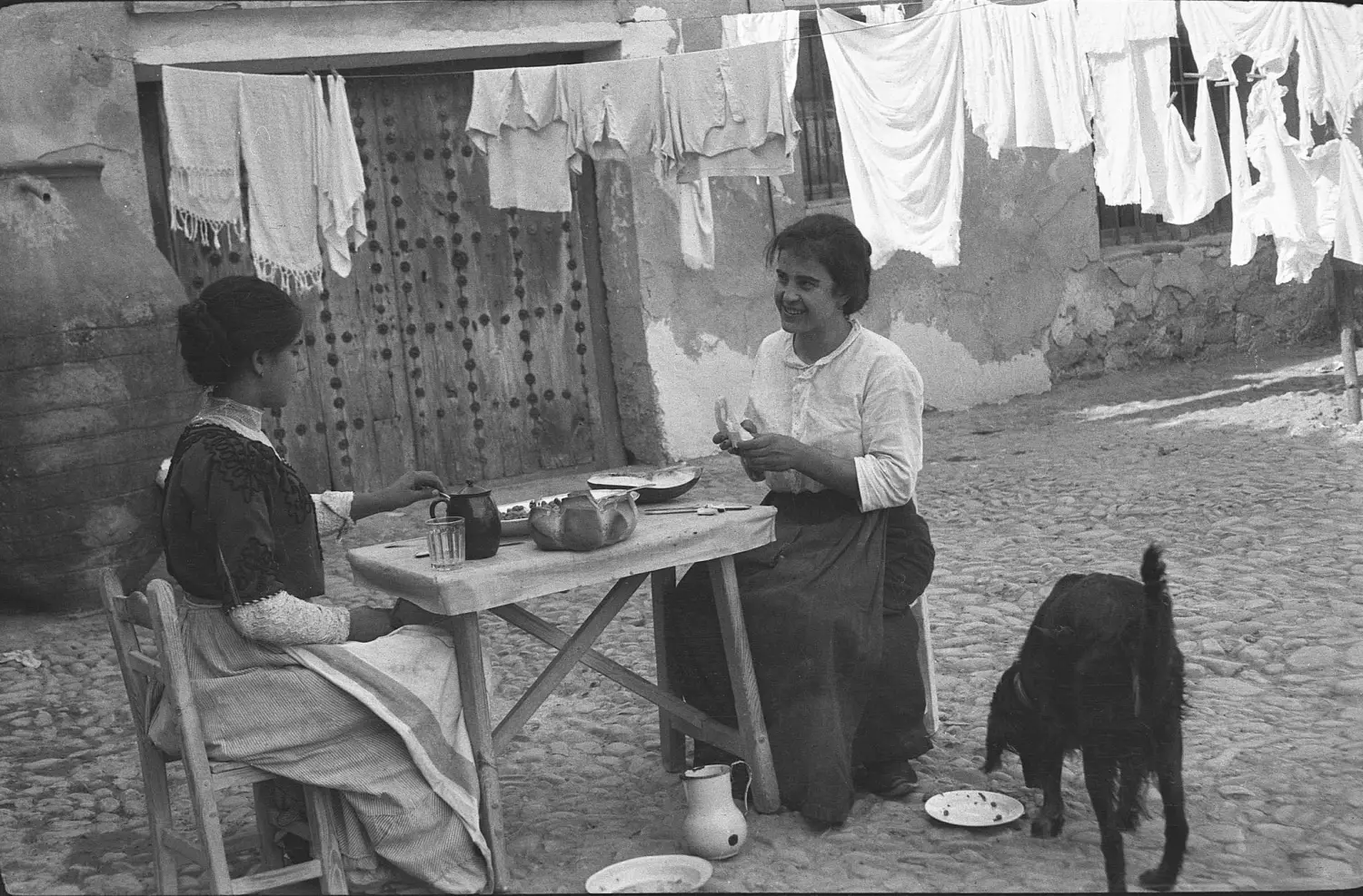 Dos mujeres y un perro