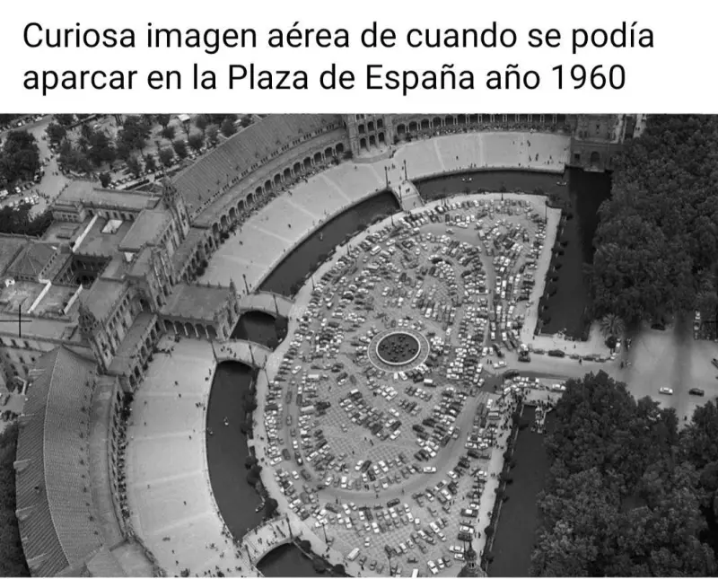 La Pza. de España con coches aparcados. 