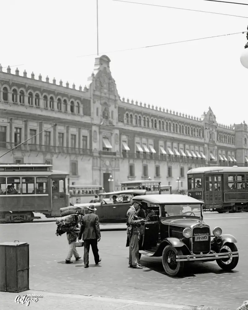Un policía charlando 