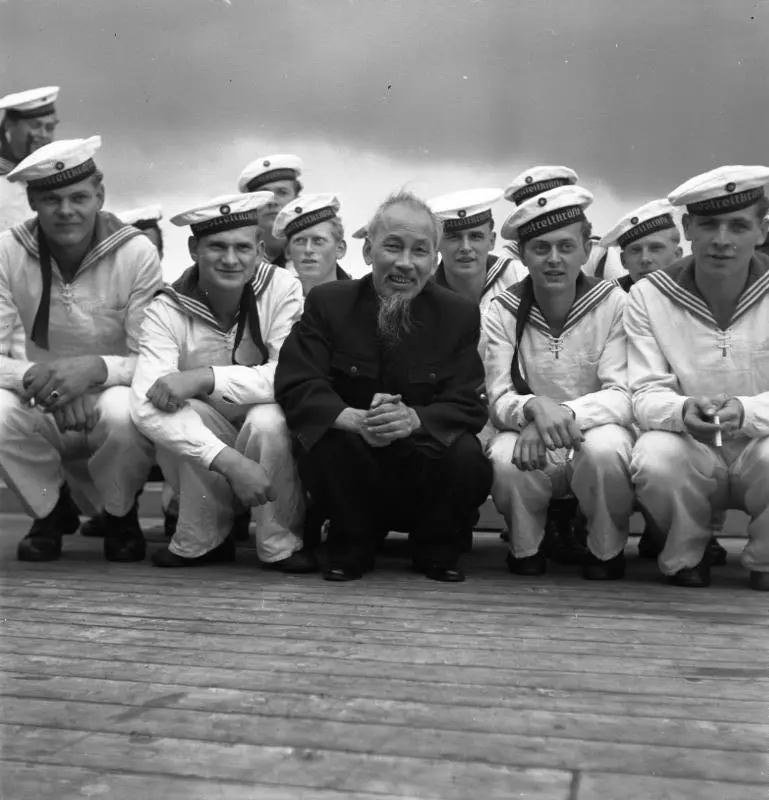 Hồ Chí Minh with East German sailors