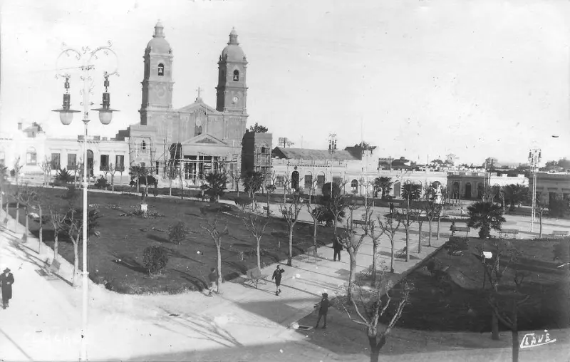 Plaza de los 33 e Iglesia del Carmen.