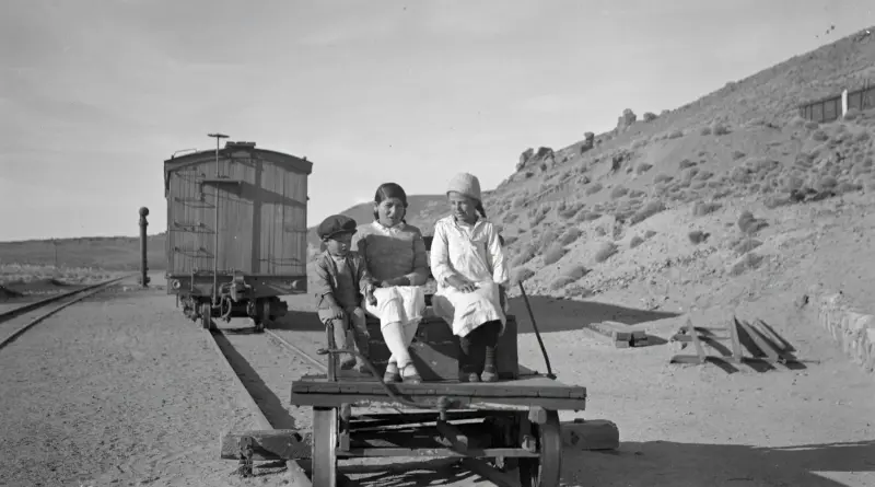 Niños en un carro de tren
