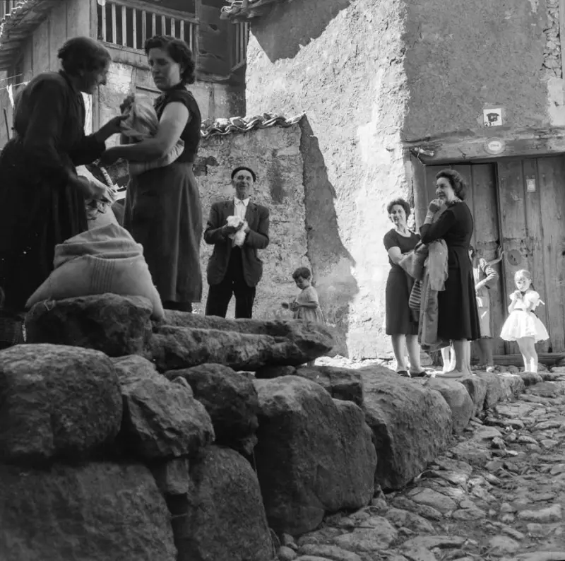 Gentes comprando a una vendedora ambulante.